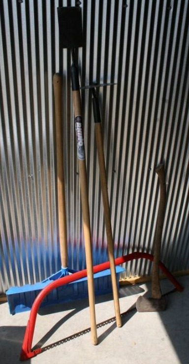 lot 81 image: Yard Tools