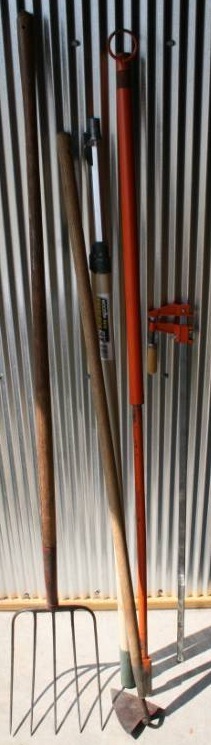lot 82 image: Yard Tools