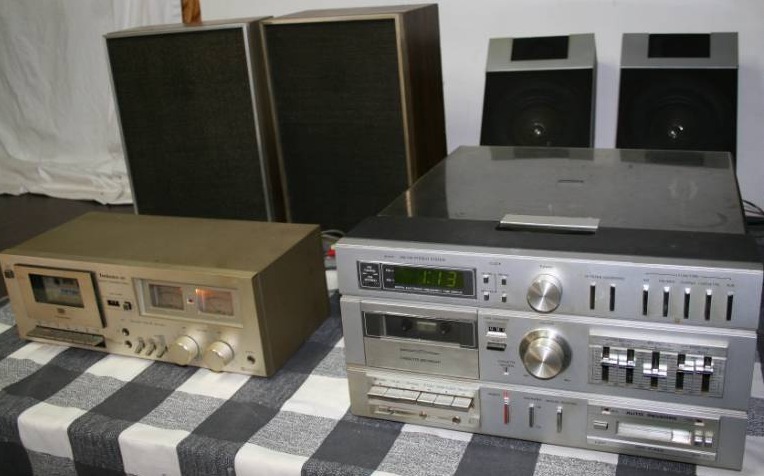 lot 147 image: RecordCassette Player and Tape Deck with Speakers