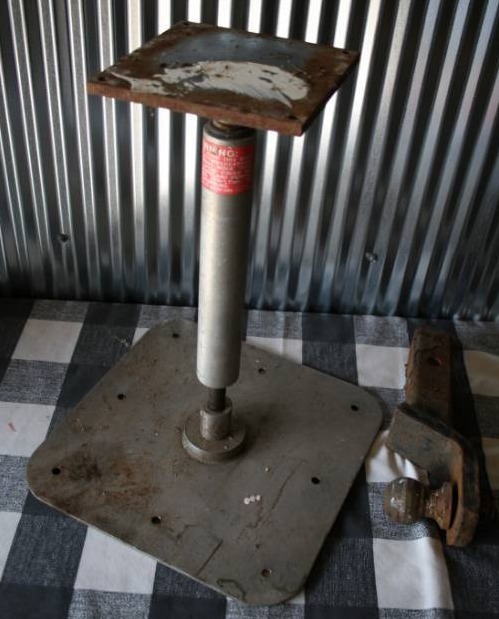 lot 240 image: Boat Seat Mount and Trailer Hitch with Ball