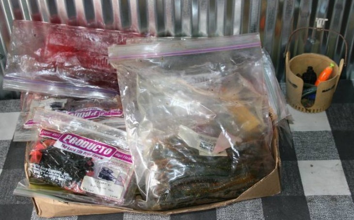 lot 260 image: Fishing Accessories