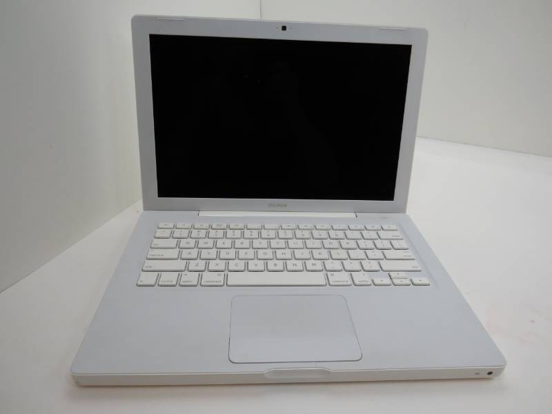 lot 3 image: MacBook 2009 LapTop computer