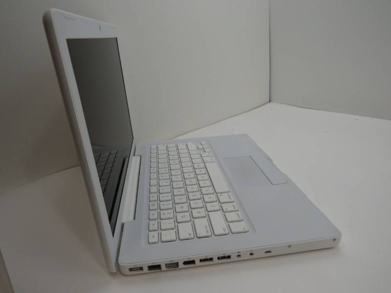 lot 6 image: MacBook 2009 Laptop computer
