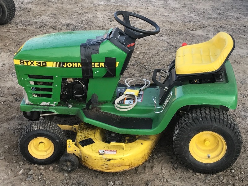 lot 3 image: John Deere STX-38 Lawn Tractor
