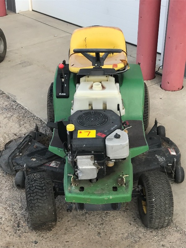 lot 7 image: John Deere Lawn Tractor