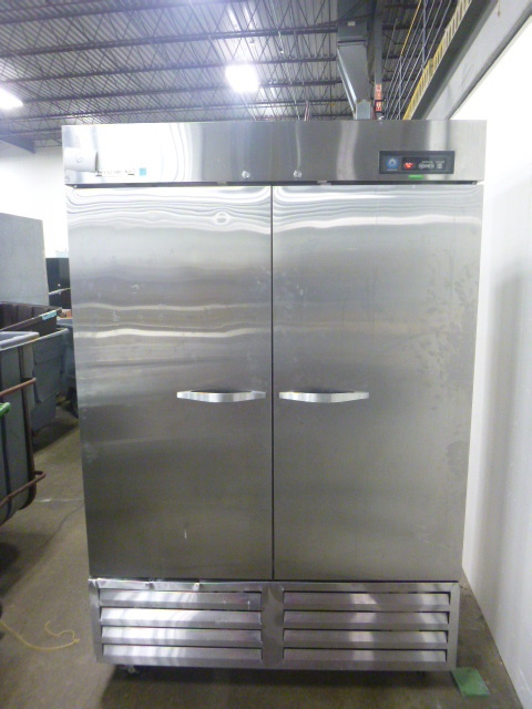 lot 6 image: True 2 Door Cooler on Casters
