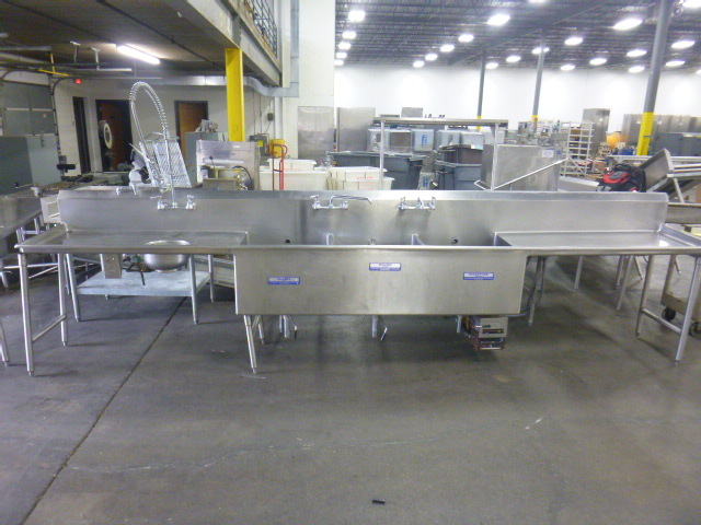 lot 19 image: 3 Compartment Sink
