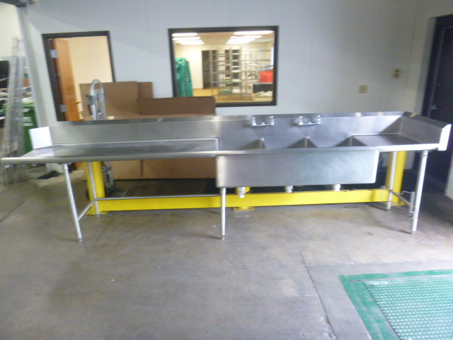lot 20 image: 3 Compartment Sink