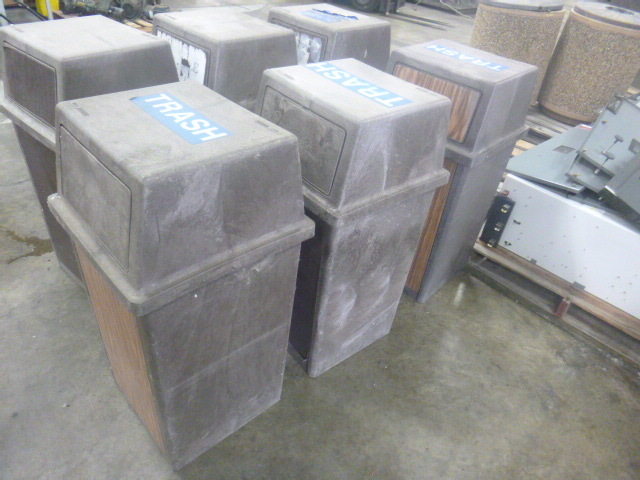 lot 72 image: 3 Rubbermaid Trash Cans