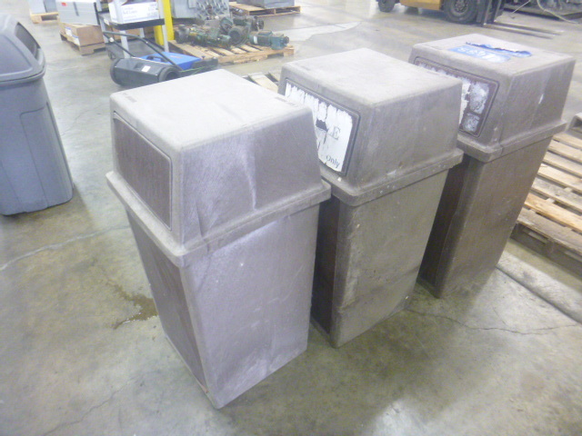 lot 73 image: 3 Rubbermaid Trash Cans