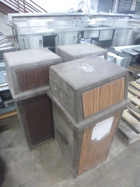 lot 74 image: 3 Rubbermaid Trash Cans
