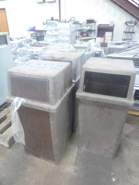 lot 75 image: 3 Rubbermaid Trash Cans