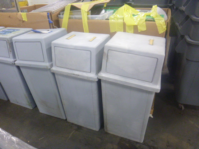 lot 91 image: 3 Rubbermaid Plastic Garbage Contaners