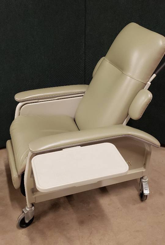 Retails New $1500 - Lumex Mobile Deluxe Clinic Patient Care Recliner Patient Geri Chair Ultimate Wide Comfort - With Side Tables Clinical Care Recliner Taupe - Excellent Condition