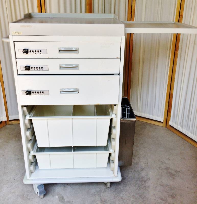 lot 27 image: Retails $2000 ALERT Mechanics Bead Crafters Carpenters Home Hobbyists Medical Clinics This Cart Has Many Drawers & Is Mobile Innerspace Medical Supply Cart Model 6175H