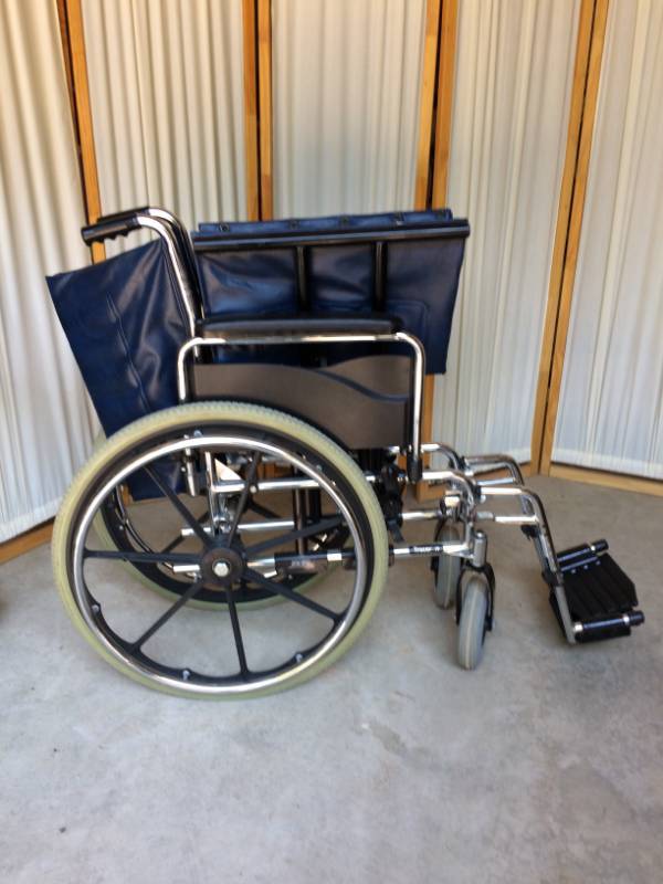 lot 25 image: Retails New $1500&nbspINVACARE TRACER IV&nbspHeavy Duty Steel Gauge Bariatric Wheelchair - Excellent Condition Collapsible - 450 lbs Capacity