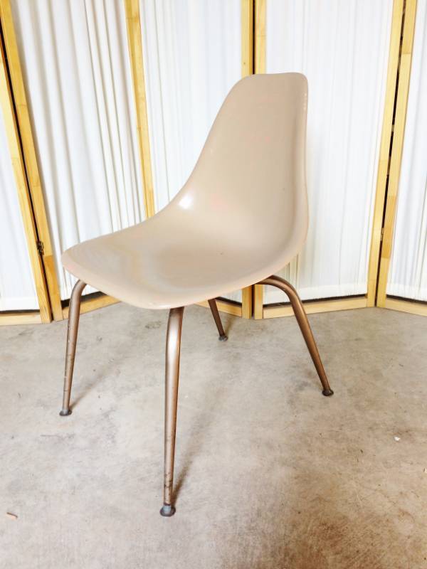lot 8 image: Mid-Century Modern Fiberglass Shell Chair Eames Era Herman Miller We Believe To Be Authentic - Nice Retro Condition - Some Type Of Age Spots On Fiberglass - Very Sturdy