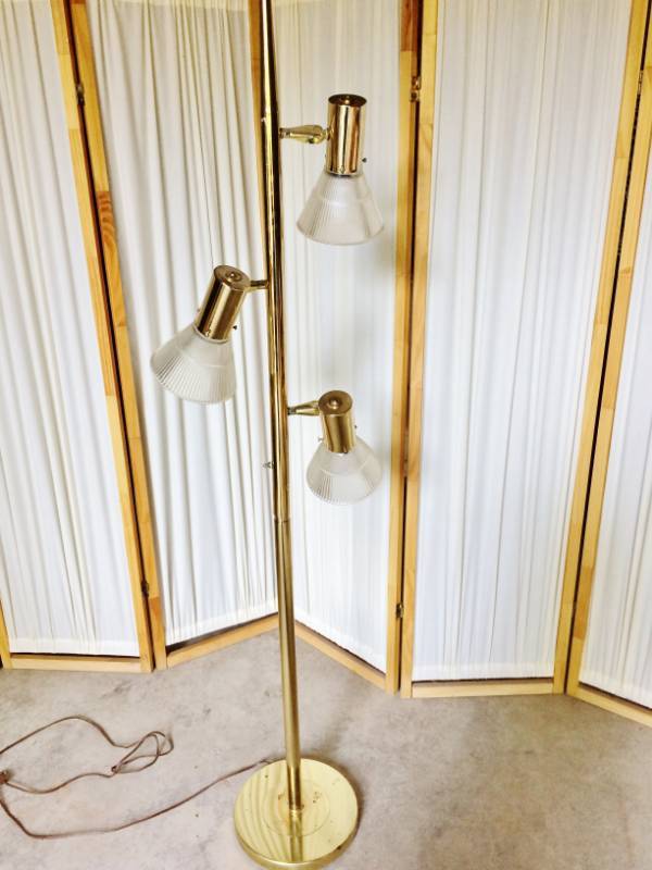 lot 16 image: Retro Chic Pole Floor Lamp Mid Century Modern Atomic Age 3 Brass &amp Glass Adjustable Shades - Great Condition
