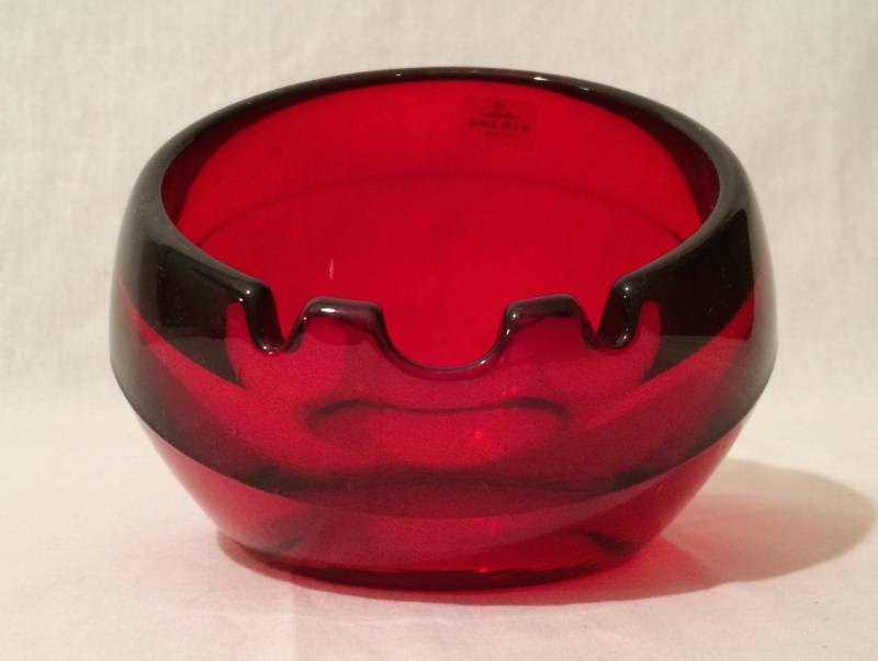 lot 13 image: FABULOUSLY GROOVY MCM VINTAGE 6 LARGE LABELED VIKING HAND MADE RUBY RED ART GLASS HALF ORB MOD ASHTRAY PERFECT FOR THAT RETRO CIGAR HABITAT - EXCELLENT CONDITION