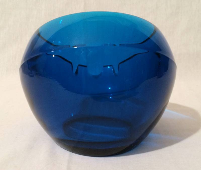 lot 14 image: FABULOUSLY GROOVY MCM VINTAGE 6 LARGE VIKING HAND MADE COBALT BLUE ART GLASS HALF ORB MOD ASHTRAY PERFECT FOR THAT RETRO CIGAR HABITAT - EXCELLENT CONDITION