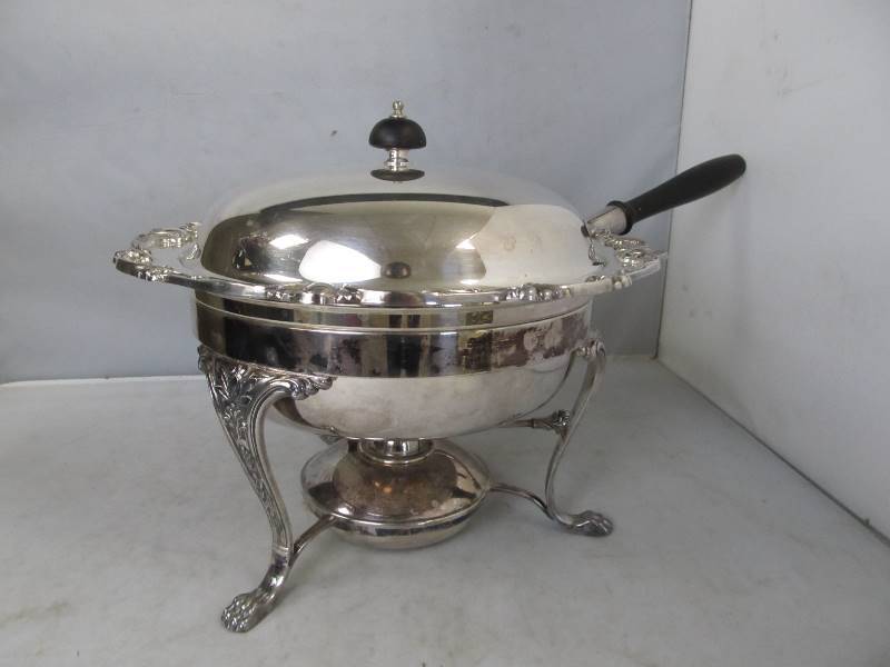 lot 28 image: Vintage WILCOX Silverplated Chaffing Set