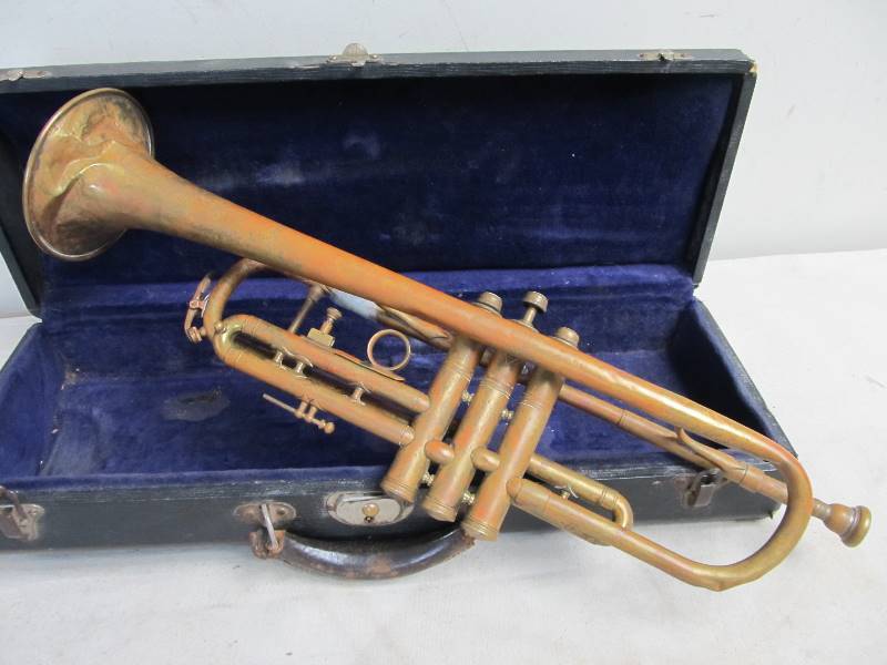 lot 100 image: Antique Trombone wCase