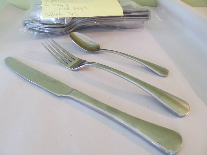 lot 106 image: ONEIDA Service for 8 Flatware Set