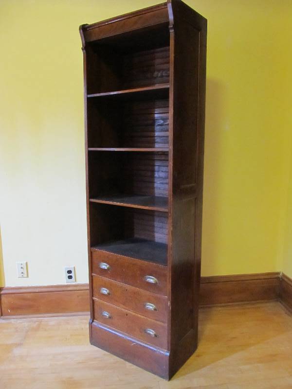 lot 131 image: Antique Oak Bookshelf Cabinet