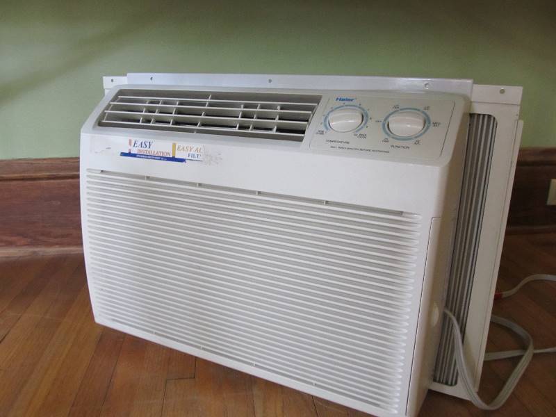 lot 136 image: Working HAIER Window Unit Air Conditioner