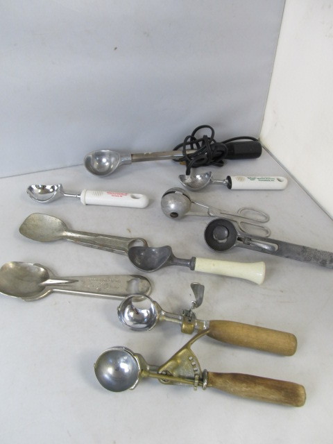 lot 18 image: Group of Vintage Ice Cream Scoops