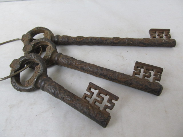 lot 19 image: LARGE Iron Italian Wine Cellar Keys