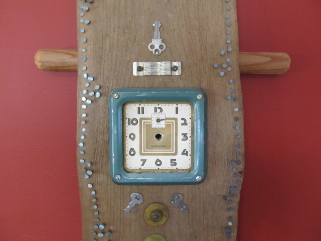 lot 140 image: Vintage Rustic Plank Folk Art Wood Clock
