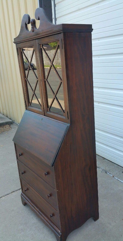 lot 24 image: Nice Vintage Wooden Secretary DeskCabinet