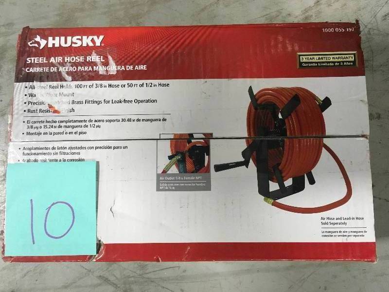 lot 10 image: Husky Manual Air Hose Reel in good conditions