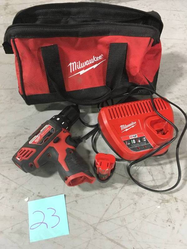 lot 23 image: Milwaukee M12 12-Volt Lithium-Ion Cordless 38 in. DrillDriver Kit with 1 1.5ah Batteries, Charger and Tool Bag used in working condition