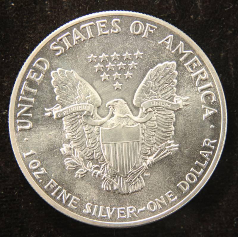 lot 53 image: 1989 AMERICAN SILVER EAGLE 1 TROY OZ. .999 FINE SILVER DOLLAR