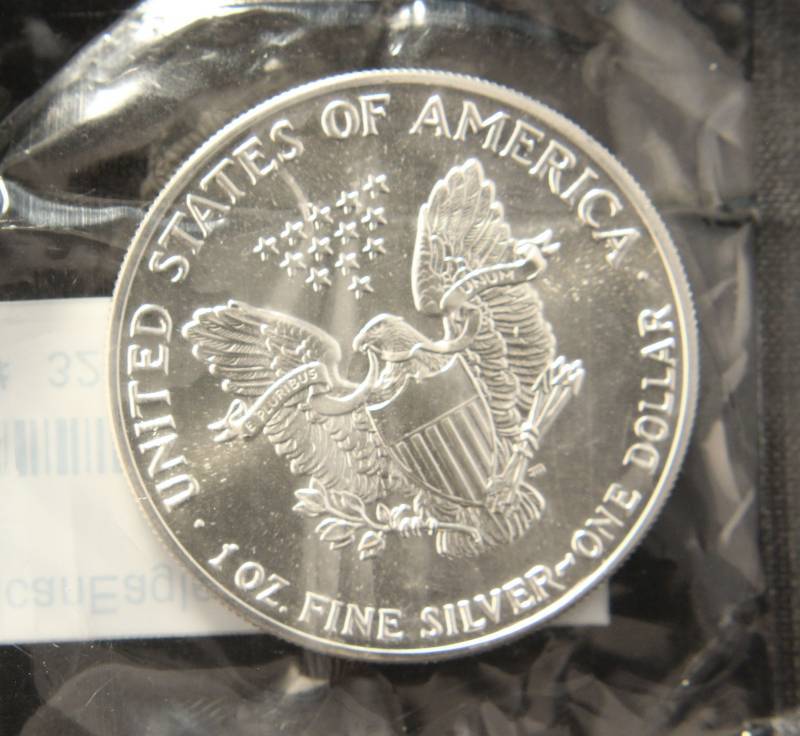 lot 69 image: 1989 AMERICAN SILVER EAGLE 1 TROY OZ. .999 FINE SILVER DOLLAR