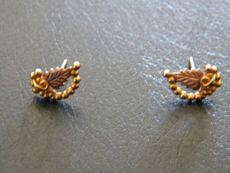 lot 1 image: 10K Black Hills Gold Leaf Earring