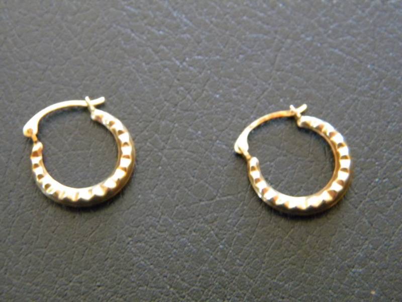 lot 3 image: 10K Gold Earrings