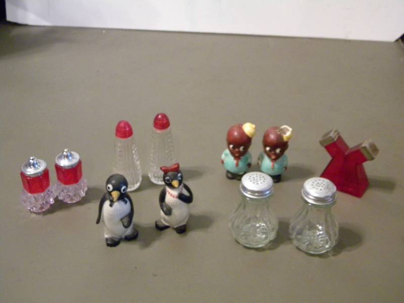 lot 21 image: 6 Vintage Salt & Pepper Shakers Sets
