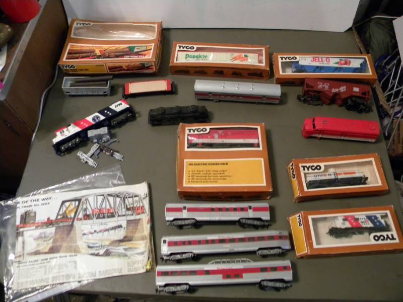 lot 25 image: HO Train Cars and Locomotives