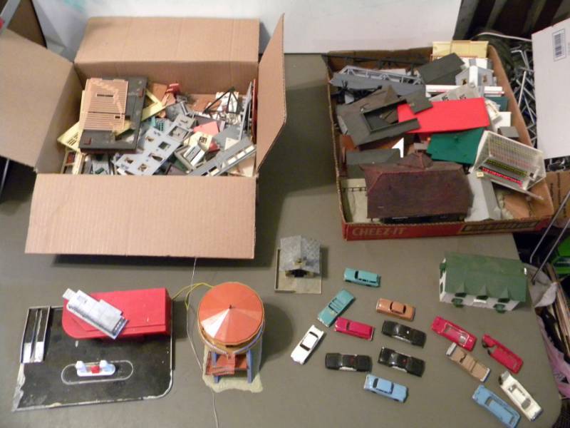lot 27 image: HO Train Buildings and Cars