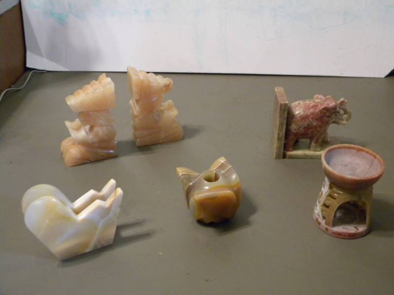 lot 30 image: Onyx Pieces