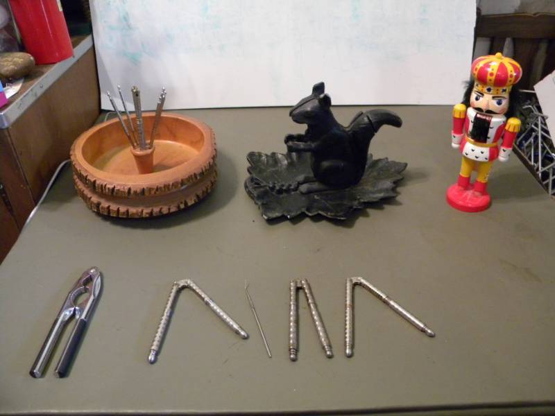 lot 32 image: Nutcrackers & Picks