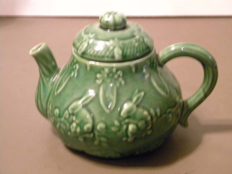 lot 44 image: Bordallo Pinhiero Green Carrots and Rabbits Teapot from Portugal