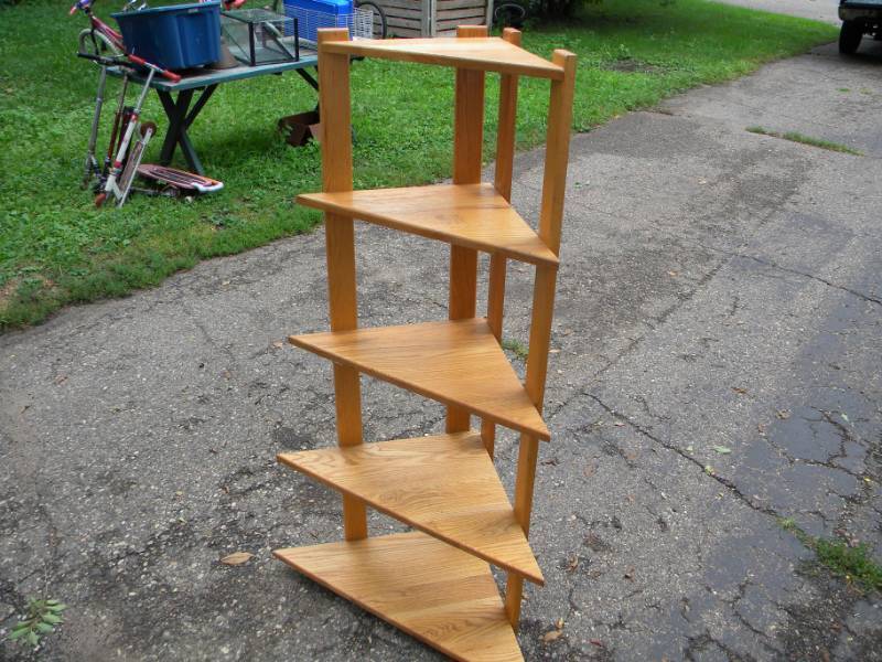 lot 46 image: Solid Oak Corner Shelf