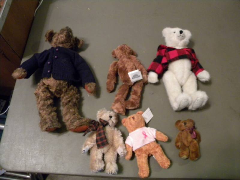 lot 59 image: Collectible Bears