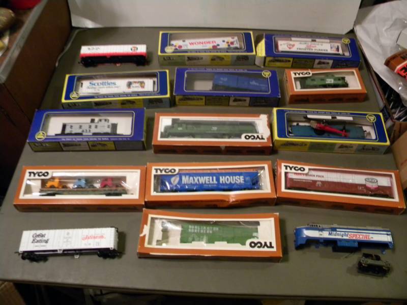 lot 77 image: HO Train Cars and Locomotives