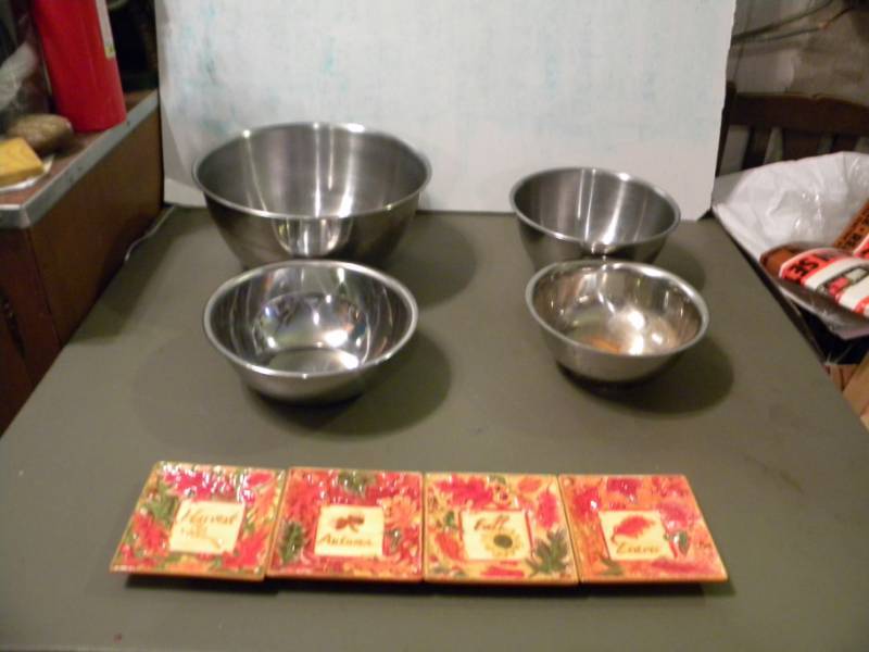 lot 87 image: 4 Stainless Steel Bowls & 4 Decor Pieces