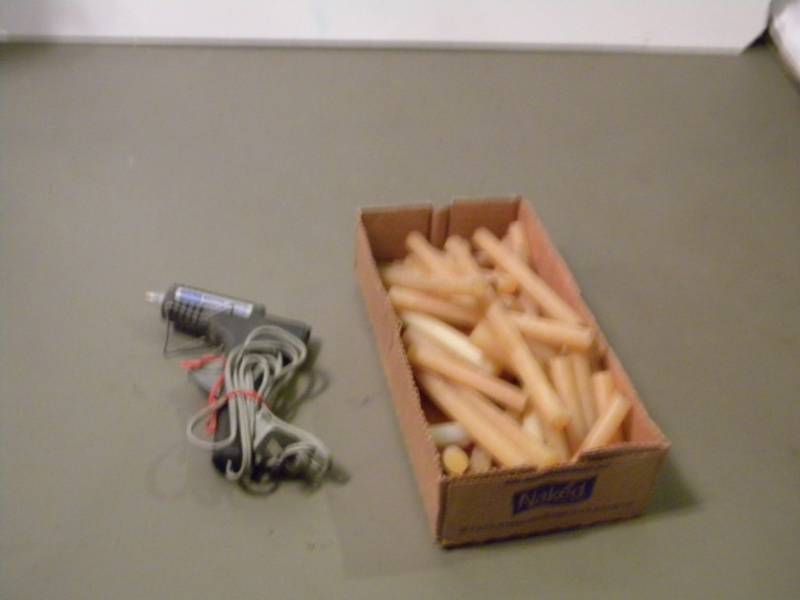 lot 95 image: Stanley Bostitch Glue Gun & Glue Sticks